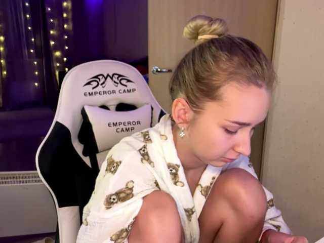 Emelinestrande live cam on BongaCams