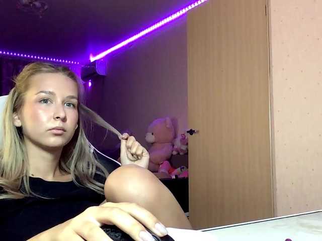 Emelinestrande live cam on BongaCams