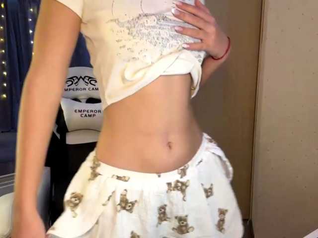 Emelinestrande live cam on BongaCams