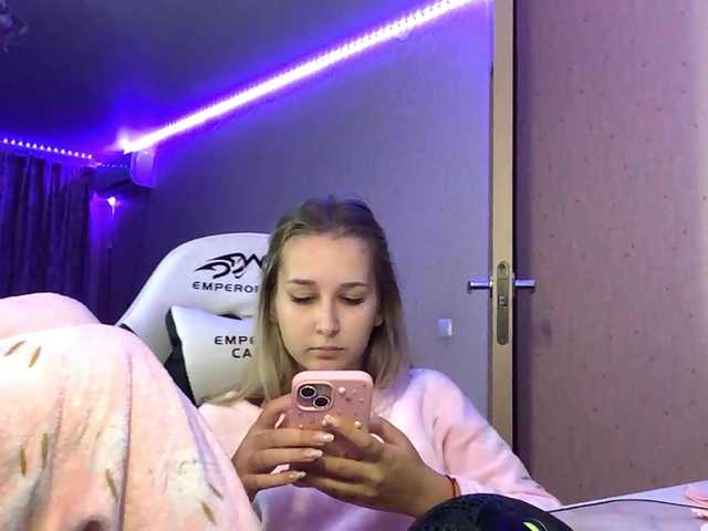 Emelinestrande live cam on BongaCams