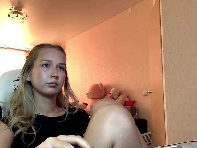Emelinestrande live cam on BongaCams