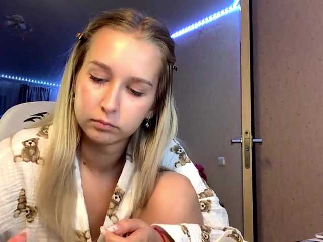 Emelinestrande live cam on BongaCams