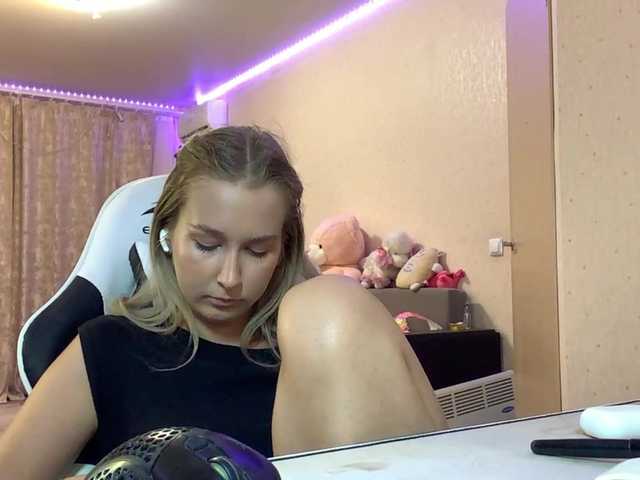 Emelinestrande live cam on BongaCams