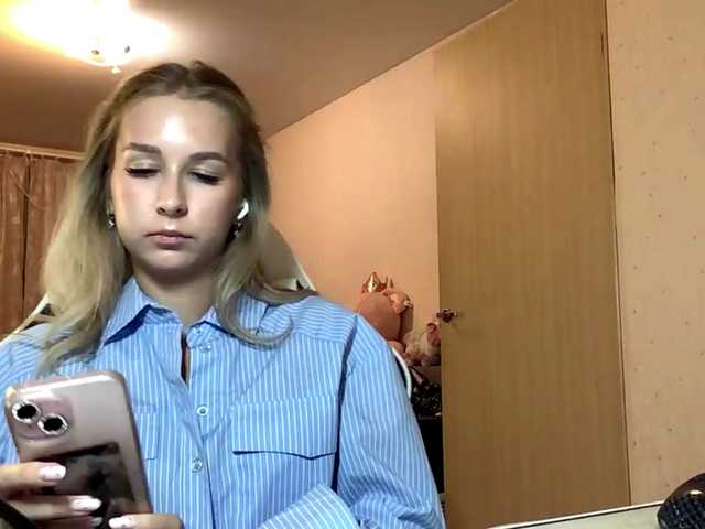 Emelinestrande live cam on BongaCams