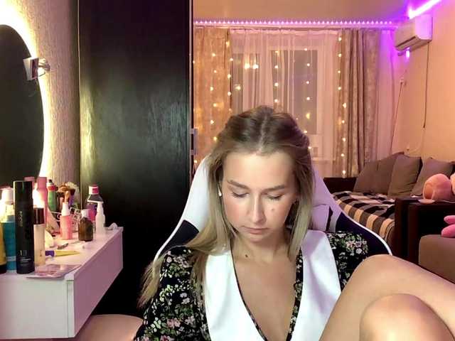 Emelinestrande live cam on BongaCams