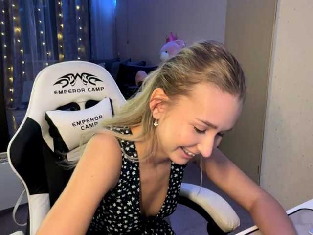 Emelinestrande live cam on BongaCams