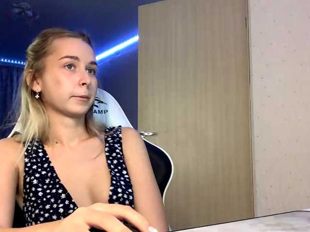Emelinestrande live cam on BongaCams