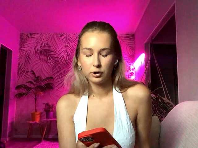Emelinestrande live cam on BongaCams