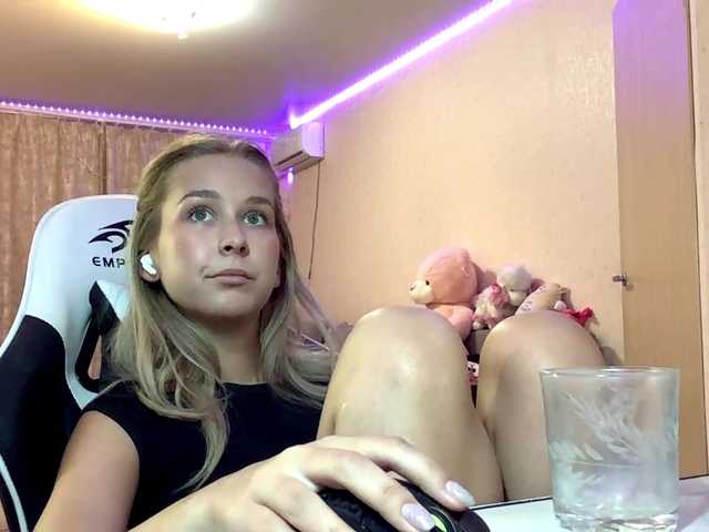 Emelinestrande live cam on BongaCams