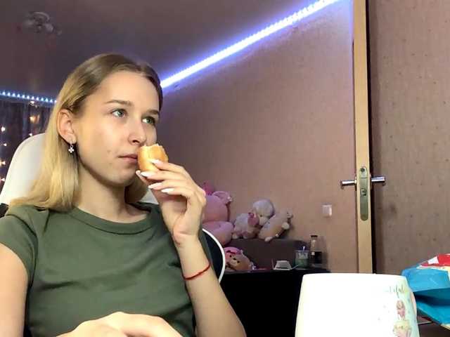 Emelinestrande live cam on BongaCams