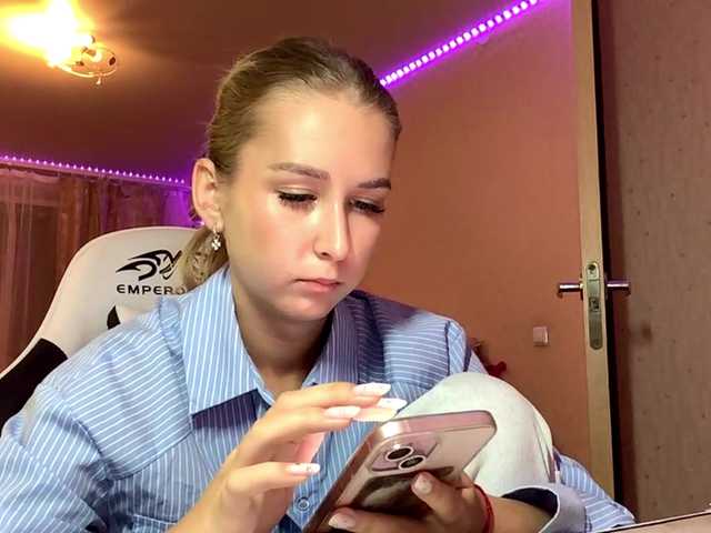 Emelinestrande live cam on BongaCams
