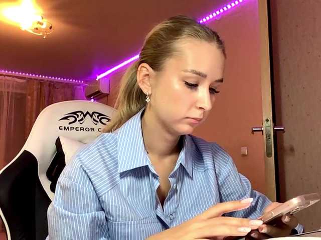 Emelinestrande live cam on BongaCams