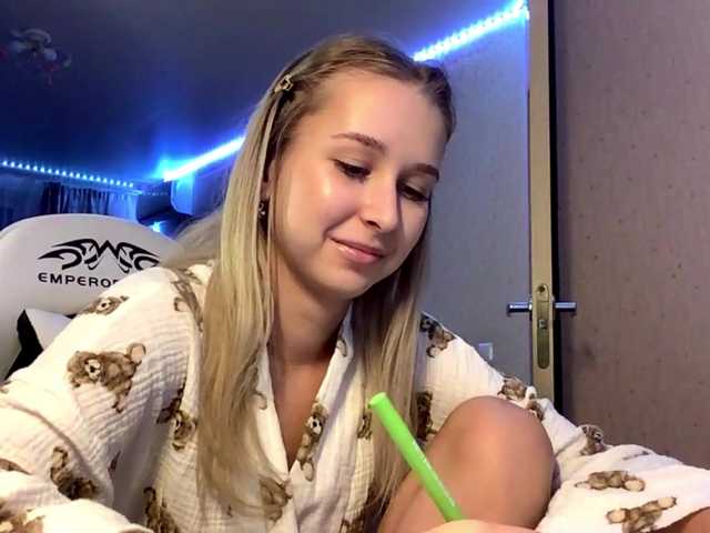 Emelinestrande live cam on BongaCams