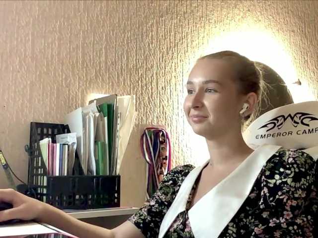 Emelinestrande live cam on BongaCams