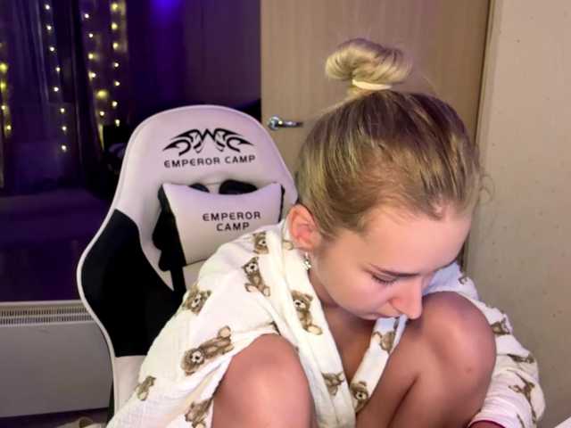 Emelinestrande live cam on BongaCams