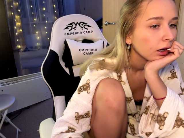 Emelinestrande live cam on BongaCams