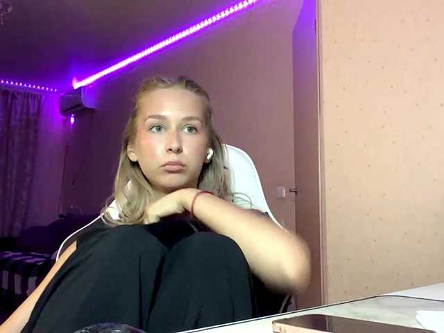 Emelinestrande live cam on BongaCams
