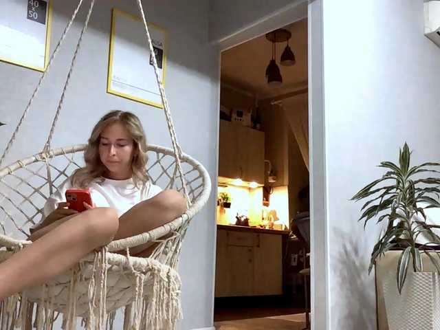 Emelinestrande live cam on BongaCams