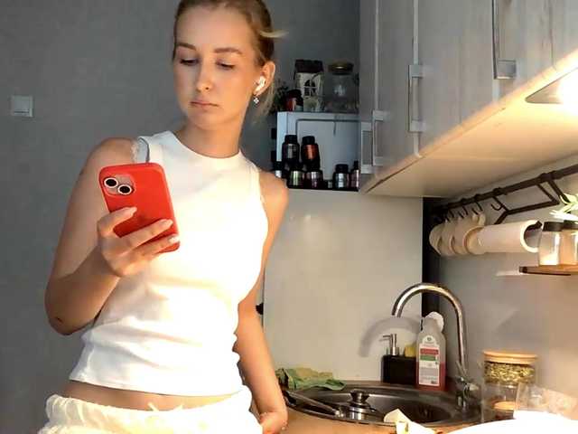Emelinestrande live cam on BongaCams