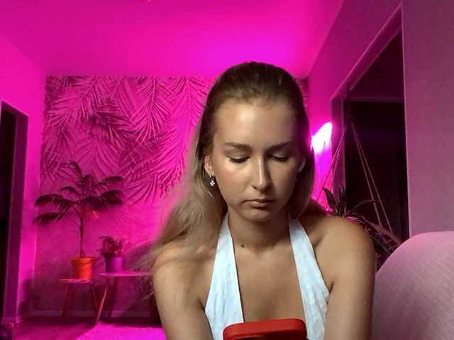 Emelinestrande live cam on BongaCams