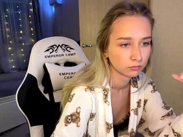Emelinestrande live cam on BongaCams