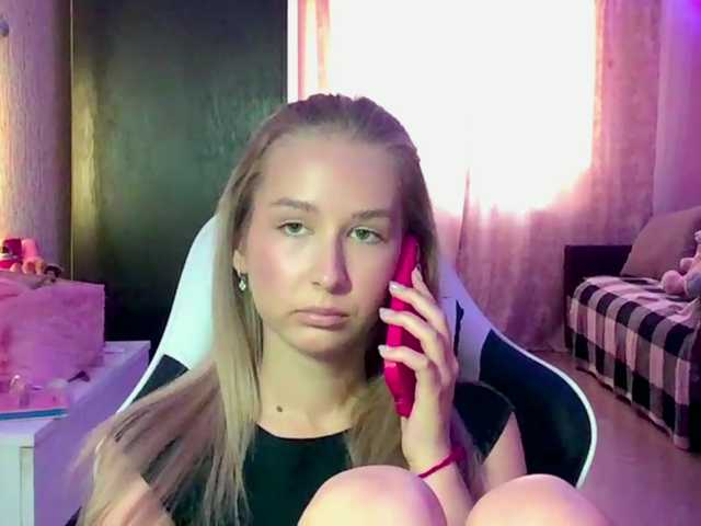 Emelinestrande live cam on BongaCams