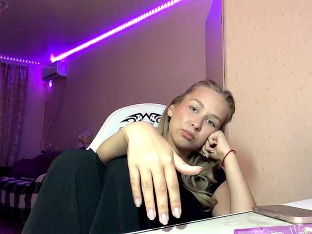 Emelinestrande live cam on BongaCams