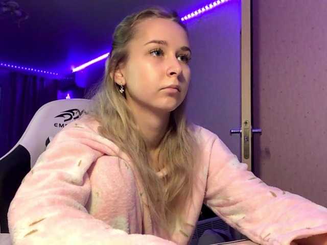 Emelinestrande live cam on BongaCams