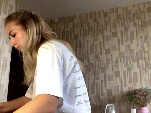 Emelinestrande live cam on BongaCams
