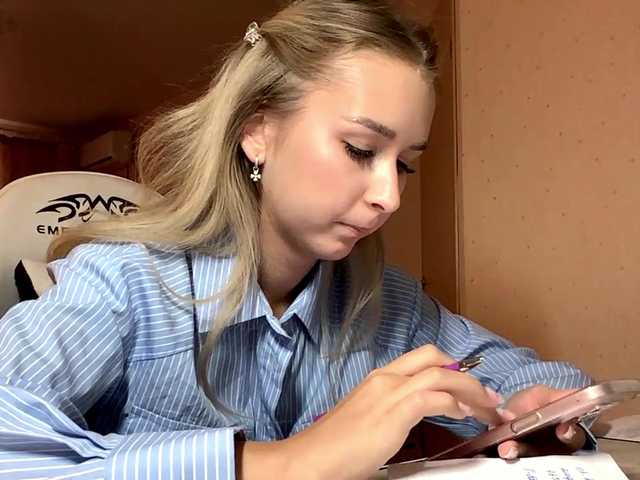 Emelinestrande live cam on BongaCams