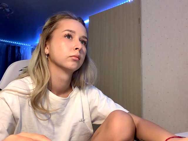Emelinestrande live cam on BongaCams