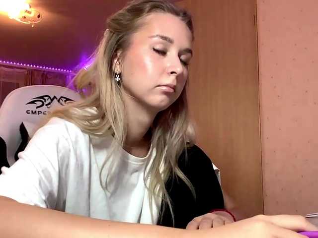 Emelinestrande live cam on BongaCams