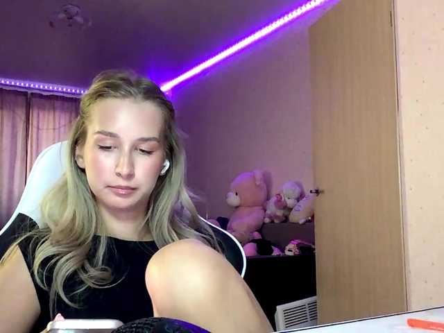 Emelinestrande live cam on BongaCams