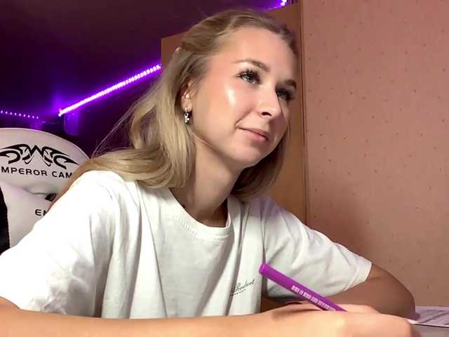 Emelinestrande live cam on BongaCams