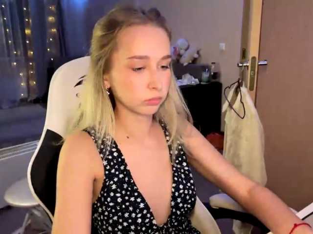 Emelinestrande live cam on BongaCams
