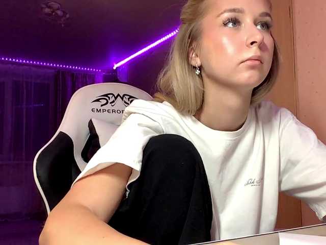 Emelinestrande live cam on BongaCams
