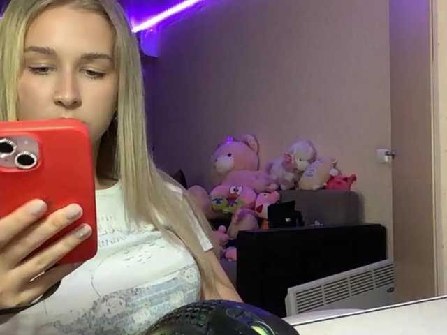Emelinestrande live cam on BongaCams