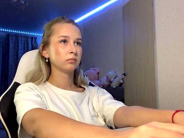 Emelinestrande live cam on BongaCams