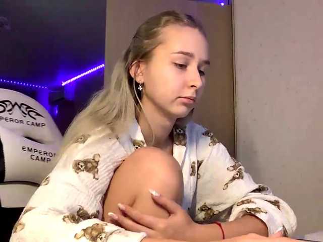 Emelinestrande live cam on BongaCams