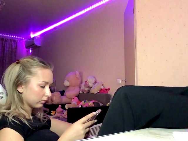 Emelinestrande live cam on BongaCams