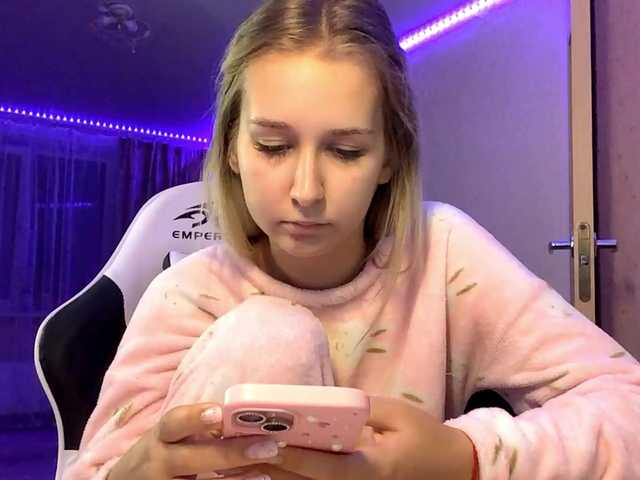 Emelinestrande live cam on BongaCams