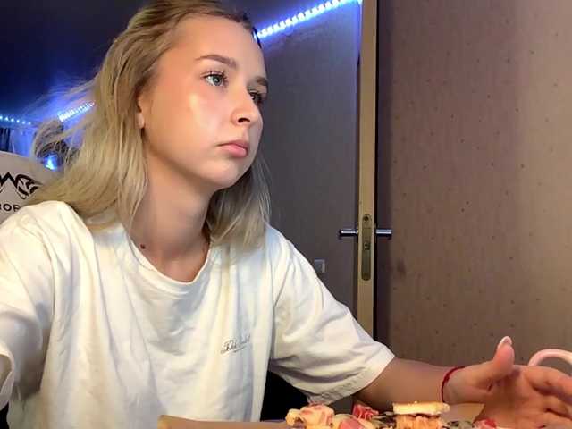 Emelinestrande live cam on BongaCams