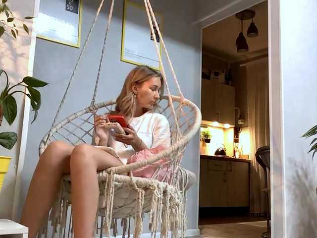 Emelinestrande live cam on BongaCams