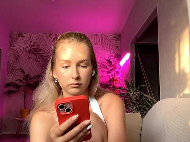 Emelinestrande live cam on BongaCams