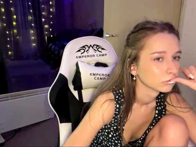Emelinestrande live cam on BongaCams