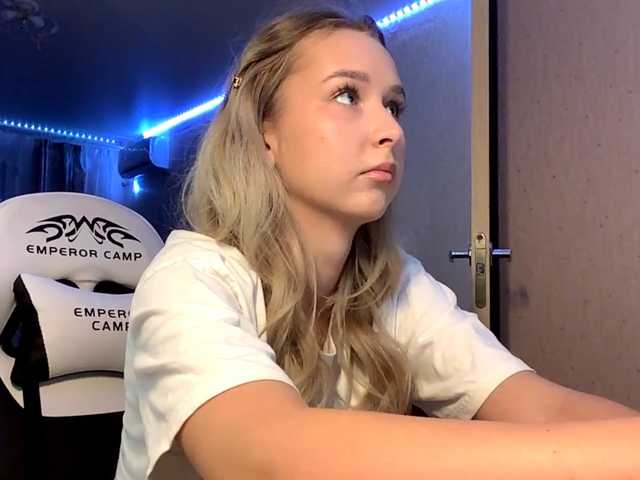 Emelinestrande live cam on BongaCams