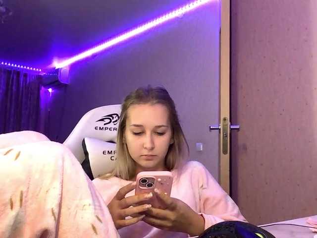 Emelinestrande live cam on BongaCams