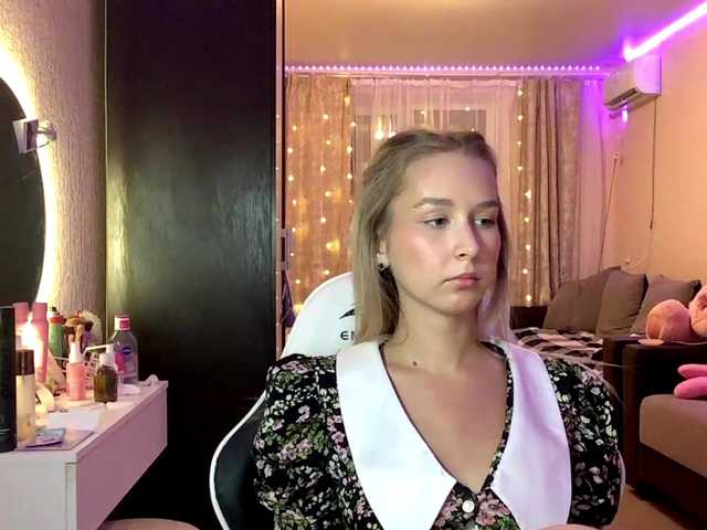 Emelinestrande live cam on BongaCams