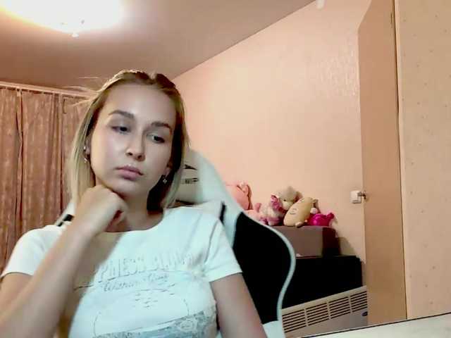 Emelinestrande live cam on BongaCams