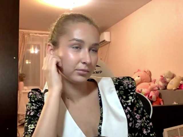 Emelinestrande live cam on BongaCams